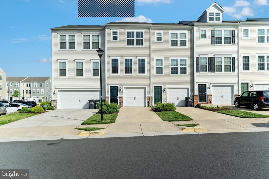 BEAUTIFUL 2 BED 2.5 BATH CONDO AT CHERRY HILL CROSSING. 2 CAR TANDEM GARAGE, OPEN FLOOR PLAN OFFERING FORMAL DINING ROOM, FAMILY ROOM AND KITC HEN.THE UPPER LEVEL INC LUDES 2 BEDROOMS AND 2 FULL BATHS. NEW CARPET, WALK IN CLOSET, GRANITE COUNTER TOPS, MANY UPGRADES. MUST SEE!