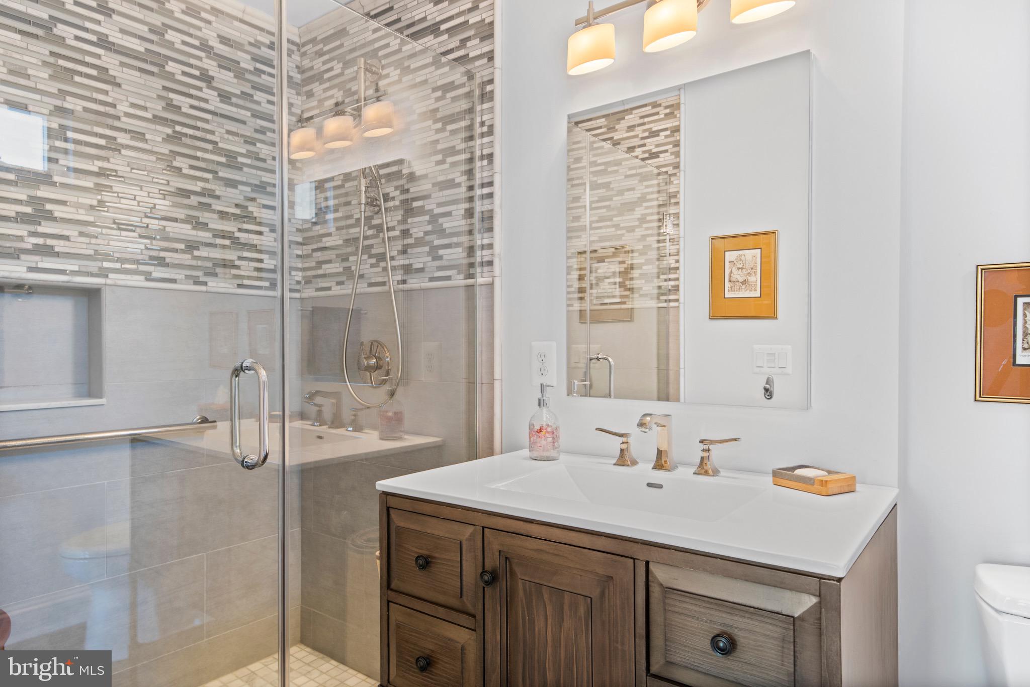 QUEEN ANNE COLONY - Residential