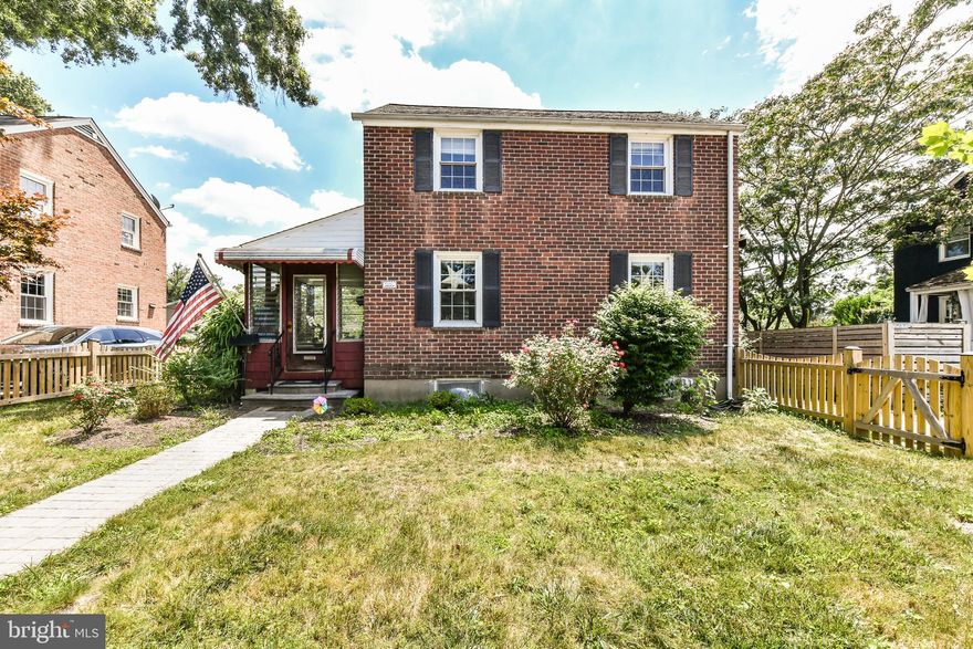 Classic & Updated Arlington Forest 3BR + DEN, 3.5BA Colonial*Neutral paint tones, recessed lighting & hardwood floors throughout main level*Renovated kitchen features granite counters, ample white cabinetry, complementary subway tile backsplash & stainless steel appliances*Fantastic side porch is enclosed sunroom*Open, light & bright living room leads to formal dining room*Family room off kitchen with exposed brick wall & sliding glass doors leading to screened in porch*Upper level features 3 nicely sized bedrooms& 2 full, updated bathrooms*Lower level features LVP floors, den, full bathroom & rec room*Wonderful location*Close to Arlington Forest Club & WO&D bike trail, Bluemont Junction Trail, Glencalyn Park, Edison Park & Lubber Run Park*1 mile to Ballston METRO & Ballston Quarter*Commuter friendly with easy commute to DC, quick access to Route 50 & close to Pentagon, Amazon HQ2, National Landing*Close to dining, shopping, grocery & entertainment*

Available for lease  9.10.23