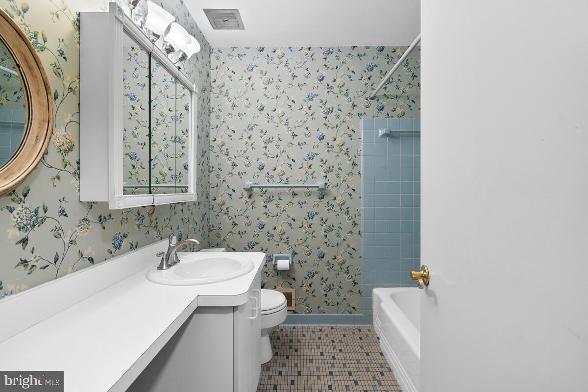 NORTH SHERWOOD FOREST - Residential