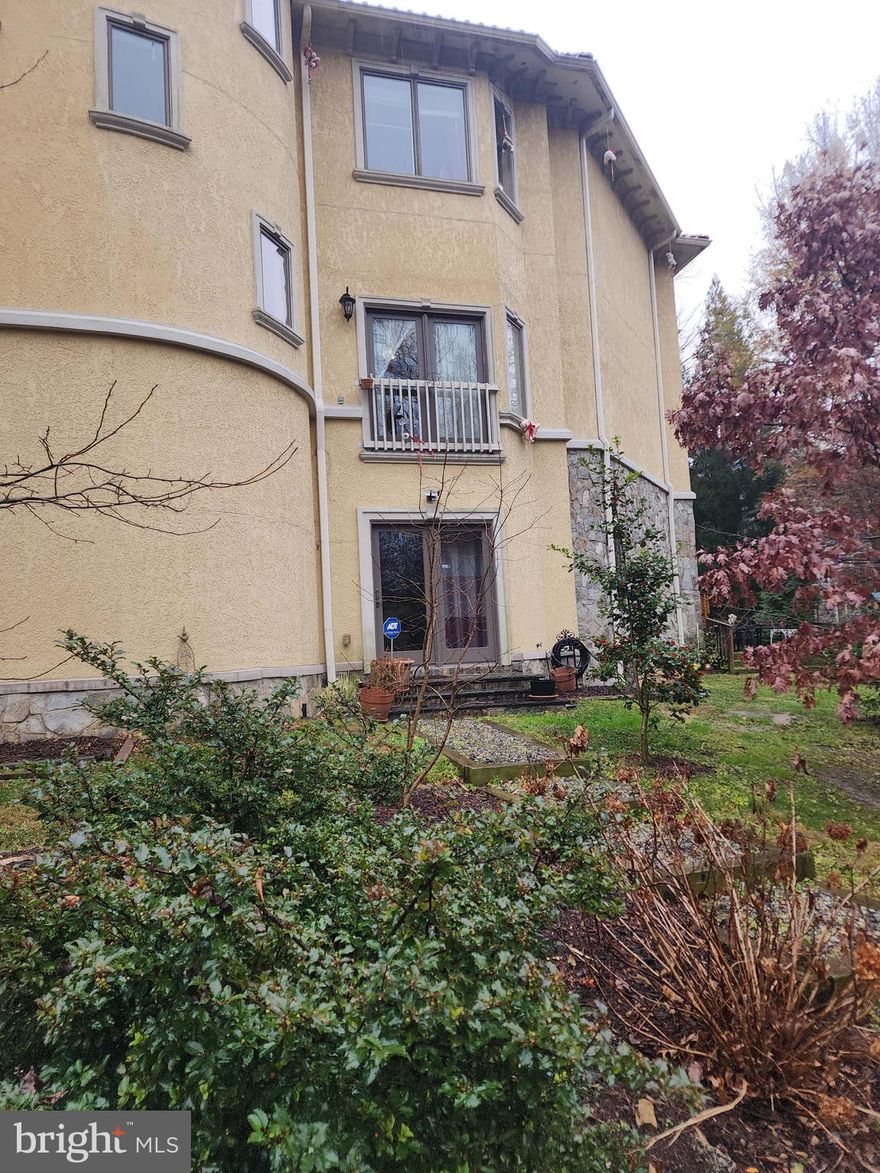 Private 1 Bedroom 1 Bath basement / Studio with private entrance for rent. $1,500 a month. Water and Gas included. Electrical is not. No pets no smoking.
$1,500 deposit required as well as credit and background check.