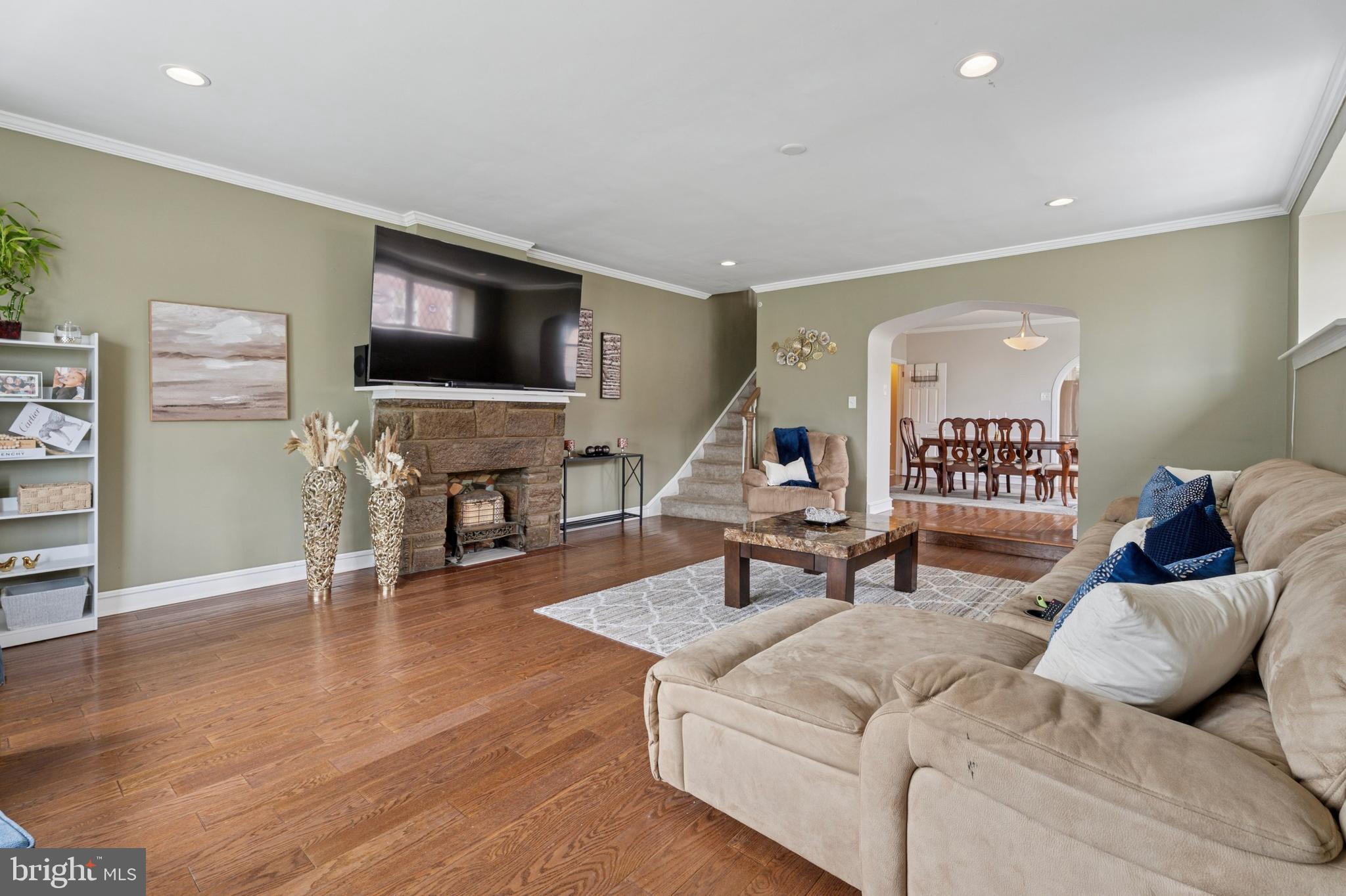 2216 W CHELTENHAM AVENUE