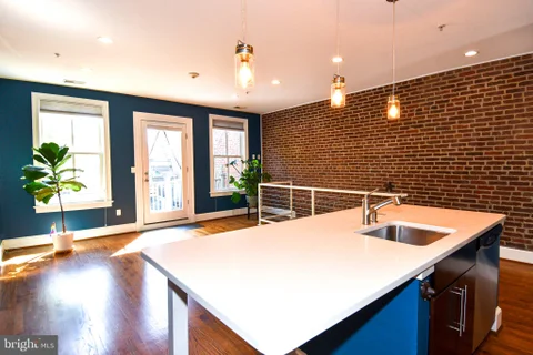 MLS: DCDC2273370