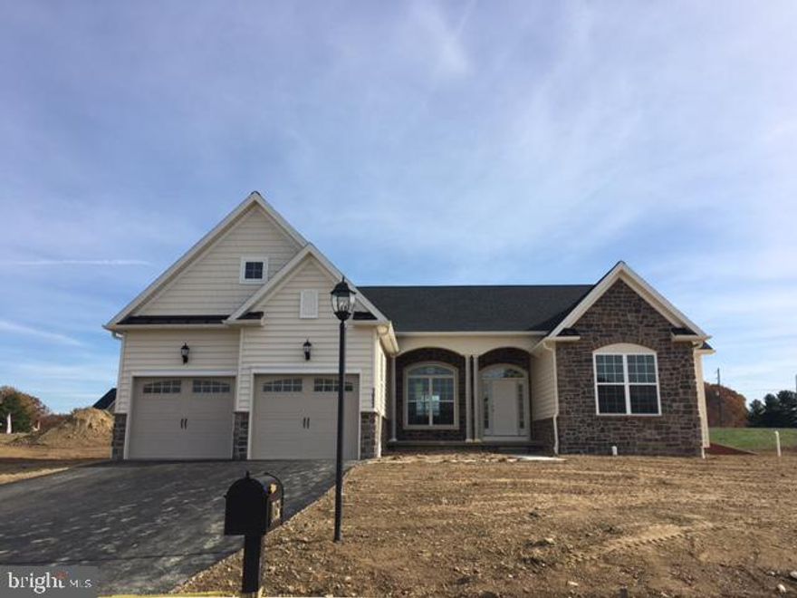 Spacious and open quality rancher in Thornbury Hunt.  Hardwood floors, ceramic tile floors, 9' ceilings, tray ceilings, beautiful kitchen with breakfast area and so much more.