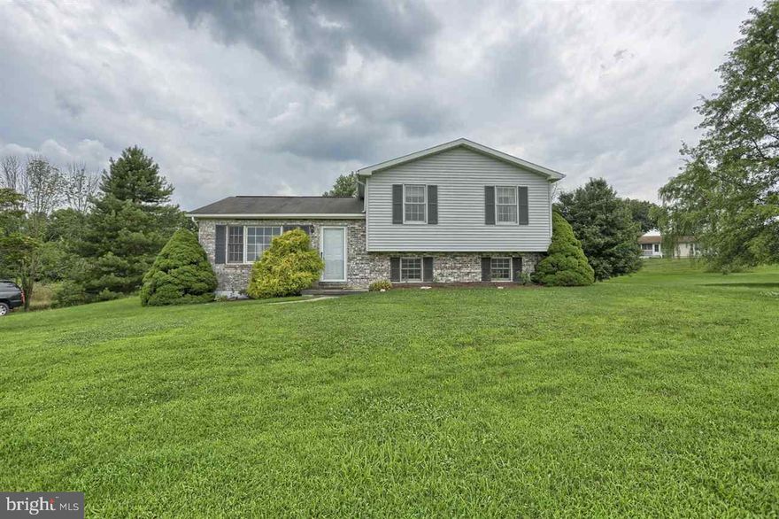 BRING YOUR HORSES!  This house has 3.23 acres, 3 bedrooms, 1 bath, hardwood floors, great views, lots of room to grow! Very well taken care of!... Move right in!
