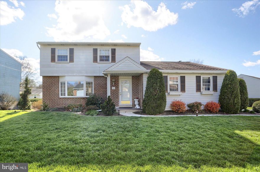 Located in the desirable Country Club Park neighborhood, this 3-bed, 3.5-bath home offers a spacious, functional layout with a mix of luxury vinyl and carpet flooring. The living and dining areas are bright and welcoming, and the shared baths are clean and practical for everyday use. The primary suite features a private bath and ample closet space. With a well-kept yard and a location close to schools, parks, shopping, and dining, this home offers classic comfort in a great, convenient neighborhood.