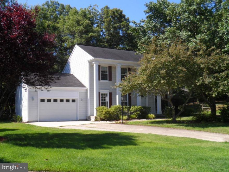 Stately Georgian colonial set on a private lot at the end of a cul de sac offers all of the comforts of home.. formal living and dining rooms, eat in kitchen, step down fam. room w/fireplace, oversized garage, 4 generous sized bedrooms, including master suite w/full bath and walk in closet.  Wooded backyard for private park like atmosphere. Great neighborhood amenities !  CONTRACT PENDING...