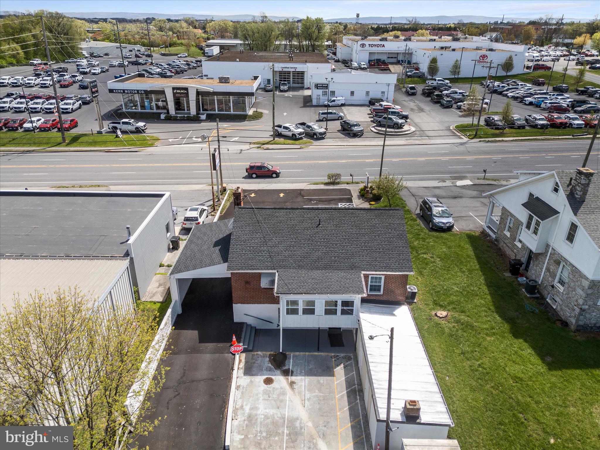 Main image without alt text