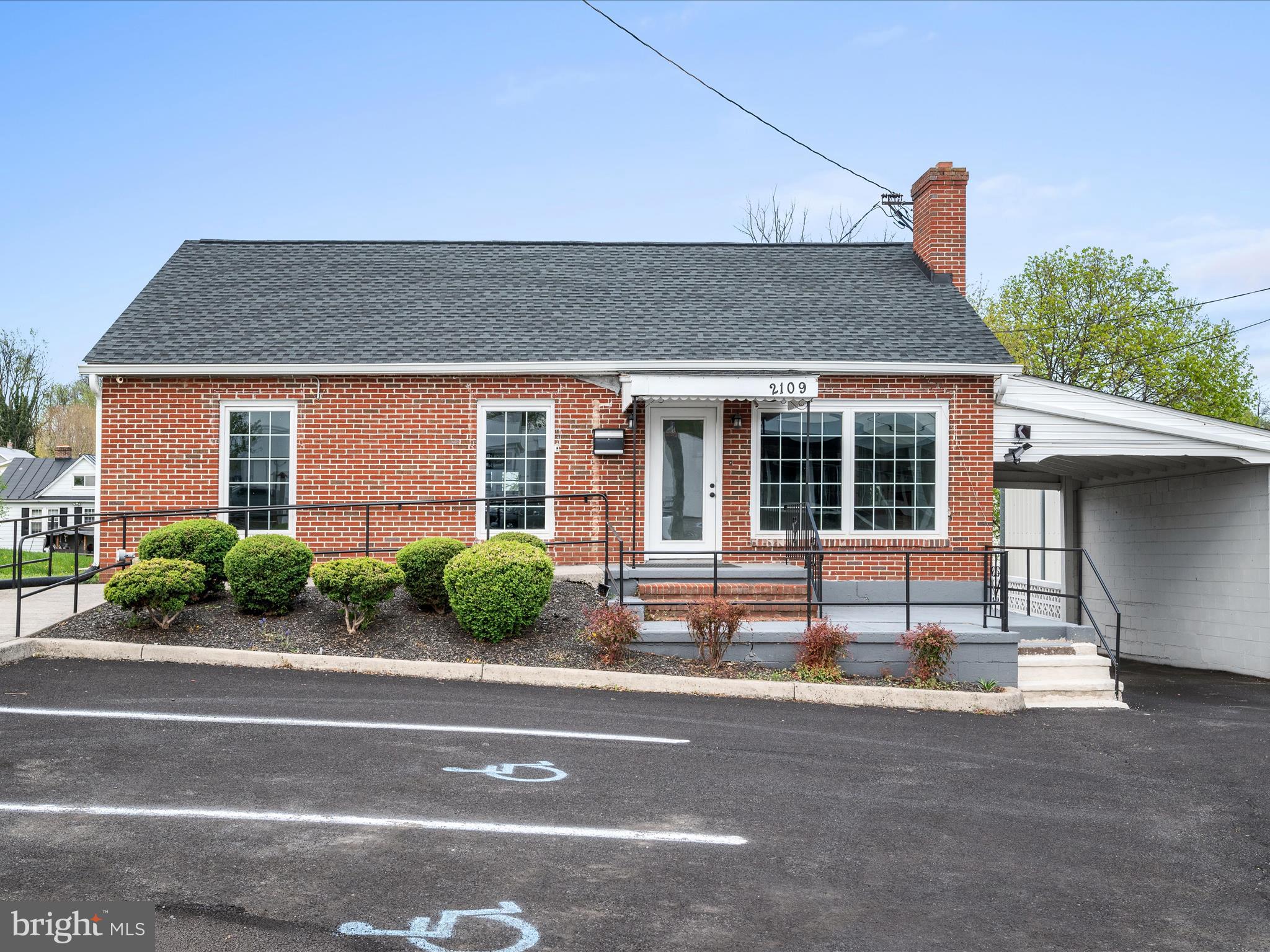 Main image without alt text