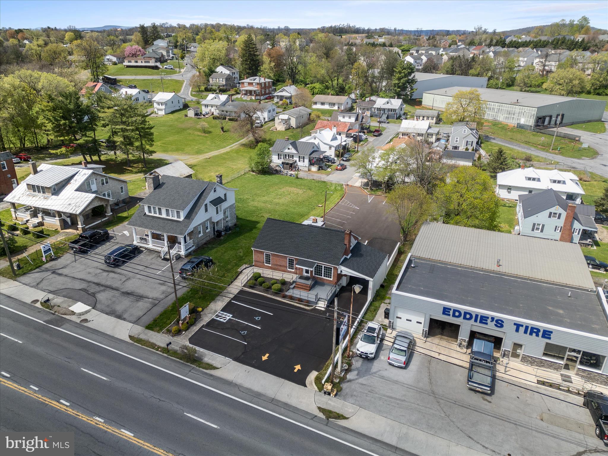 Main image without alt text