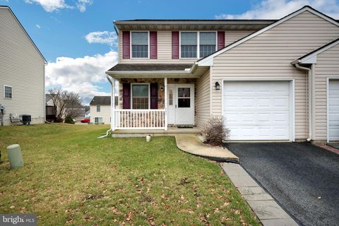 Photo of 307 YORKSHIRE DR, LANCASTER, PA 17603 (MLS # PALA2030400)