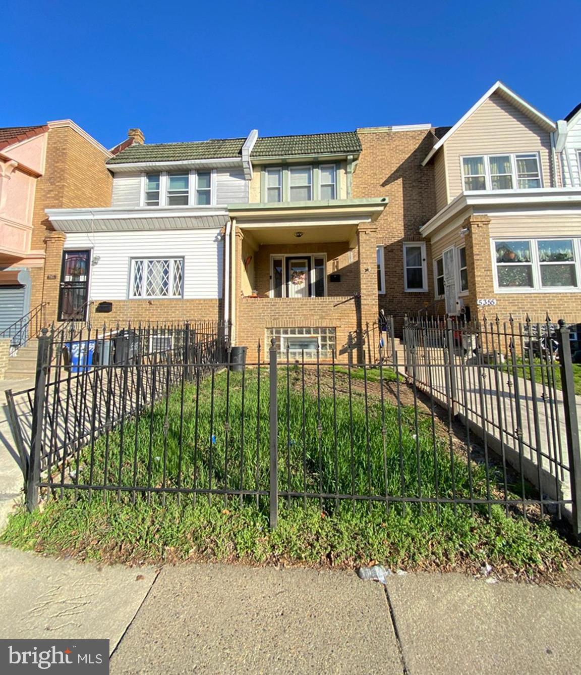 👍Welcome to this charming property on Oakland Street in the vibrant Frankford neighborhood! 🏡As you approach, you'll be welcomed by a fenced front yard, perfect for planting flowers or adding your personal touch with greenery 🌸. The open porch offers additional outdoor space, ideal for enjoying the warmer months of spring and summer. Upon entering this well-maintained home, you’ll immediately appreciate the good condition of the floors throughout the first and second levels. The inviting living room leads seamlessly into the spacious dining area, right next to a kitchen with plenty of cabinet space and Formica countertops. ↗️The upper level features three well-proportioned bedrooms 🛏️, each offering ample closet space. 🚽A full ceramic bathroom with a shower 🛁 completes this floor— for a relaxing bath at the end of a hard working day! 💆The lower level presents a versatile basement that can easily be transformed into your own "man cave" or cozy family room—endless possibilities await!💵
📍Located just moments from shops 🛍️ , dining 🍕🍗🍖 , parks 🛝 , and more ➕ , this home offers both convenience and comfort. 🍀 Don’t miss out—schedule your showing today and see why this could be the perfect place to call home! 🌟