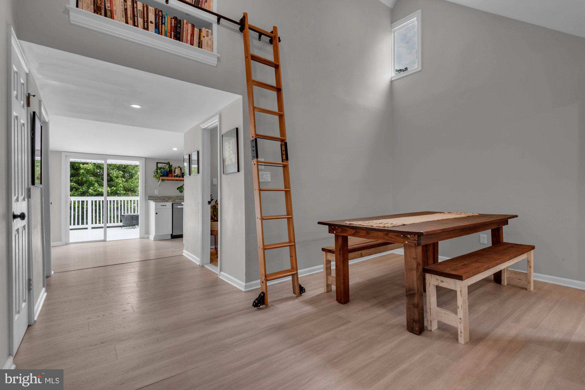 WOODLAND BEACH - Residential