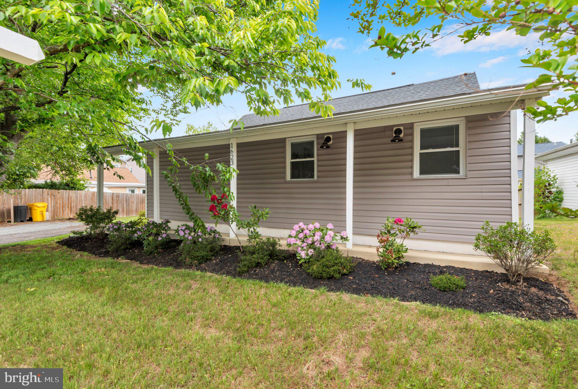 WOODLAND BEACH - Residential