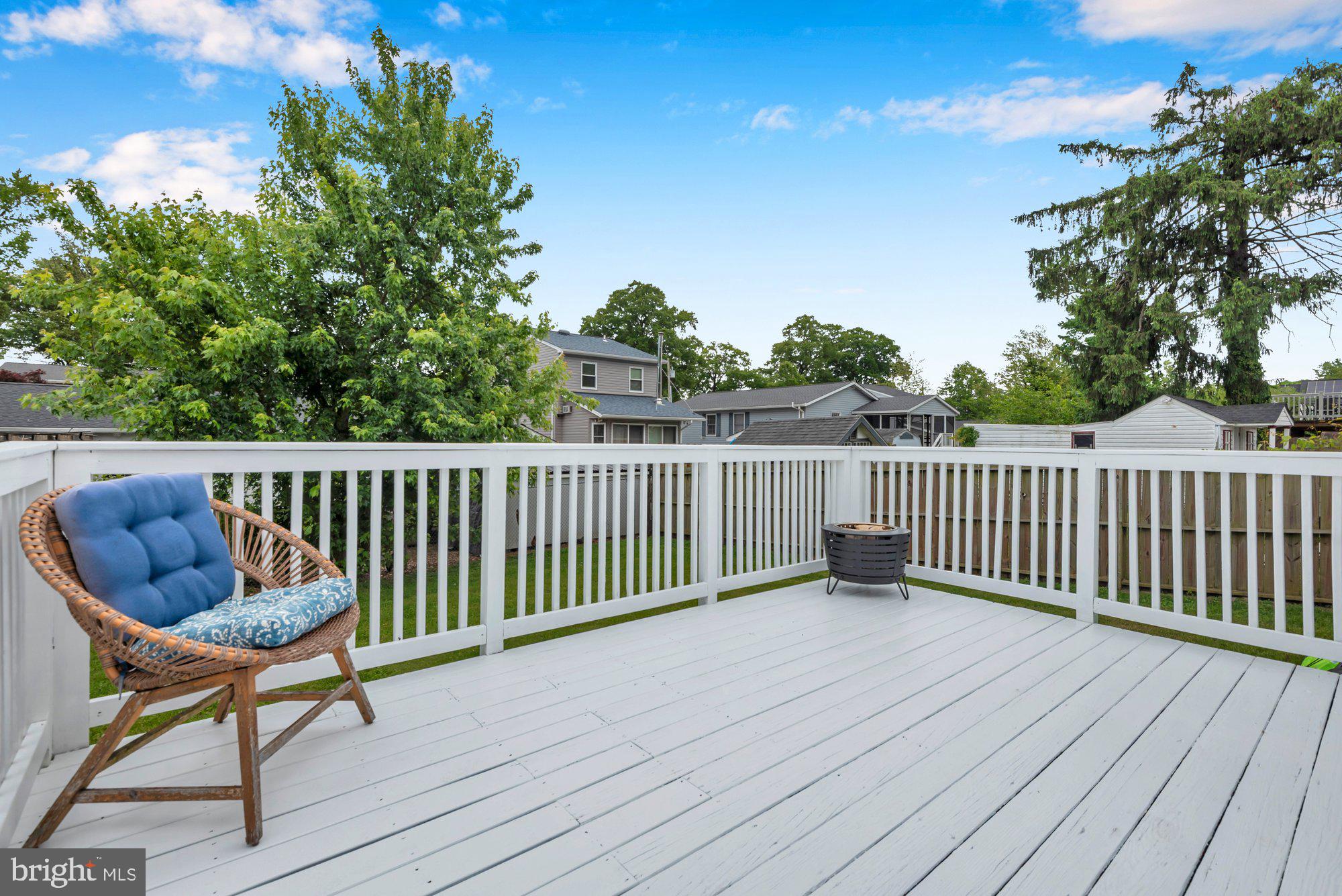 WOODLAND BEACH - Residential