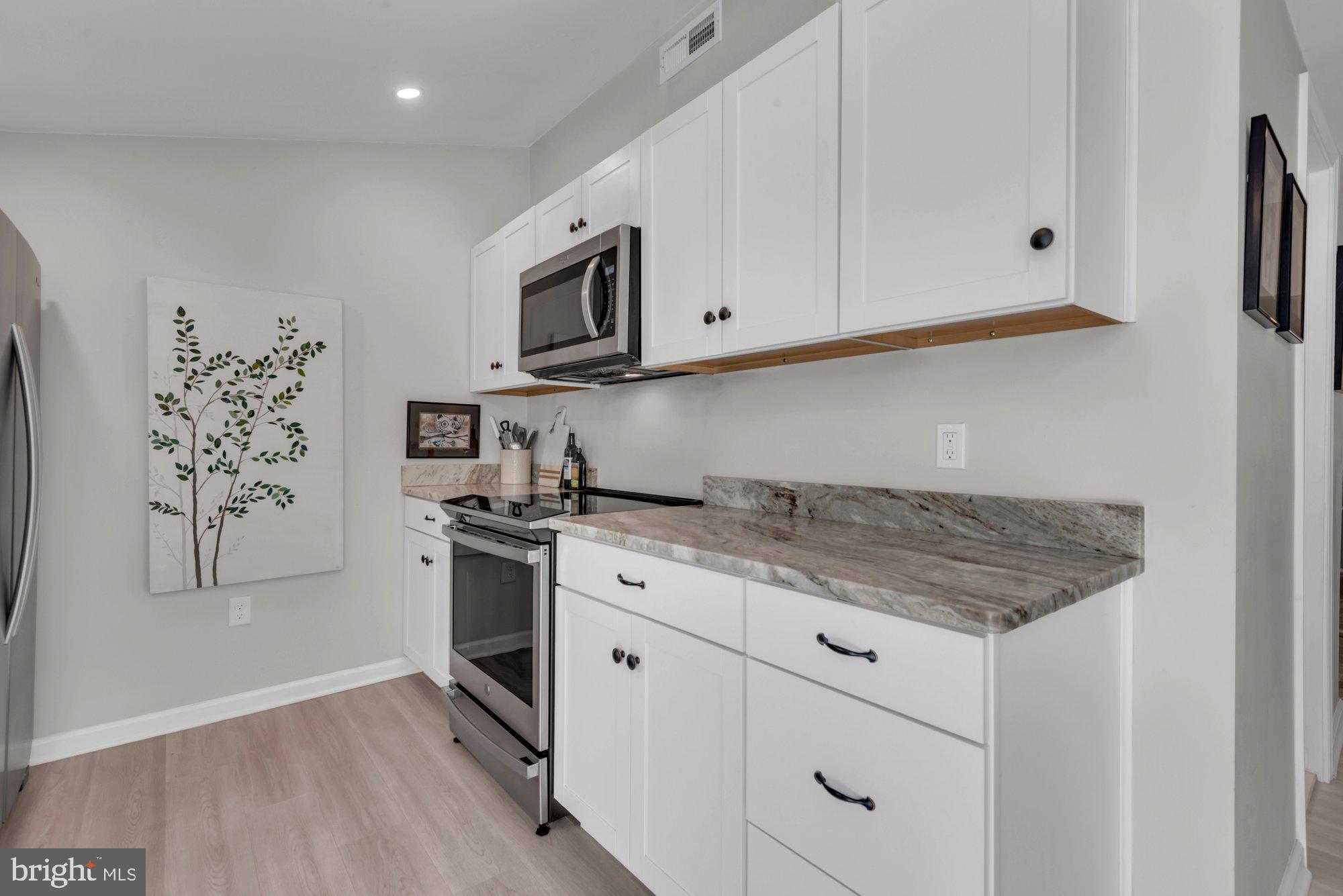 WOODLAND BEACH - Residential