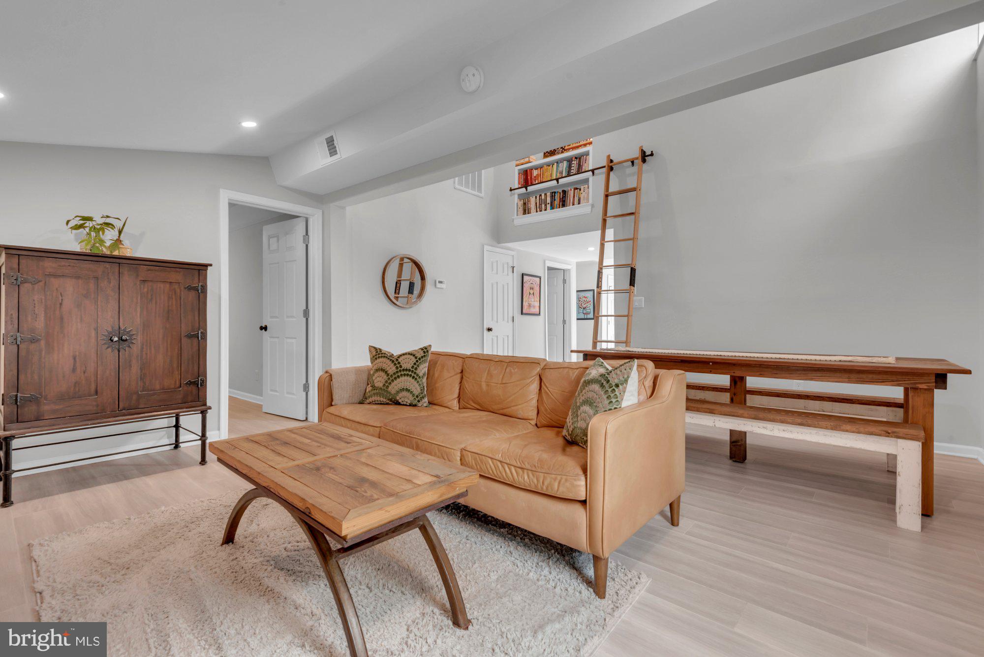WOODLAND BEACH - Residential