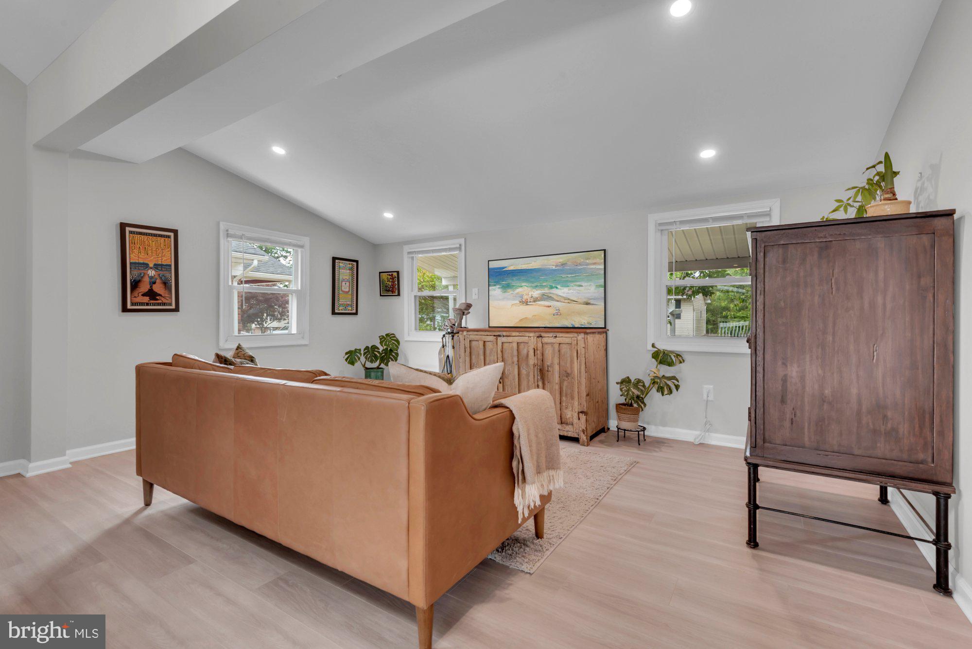 WOODLAND BEACH - Residential