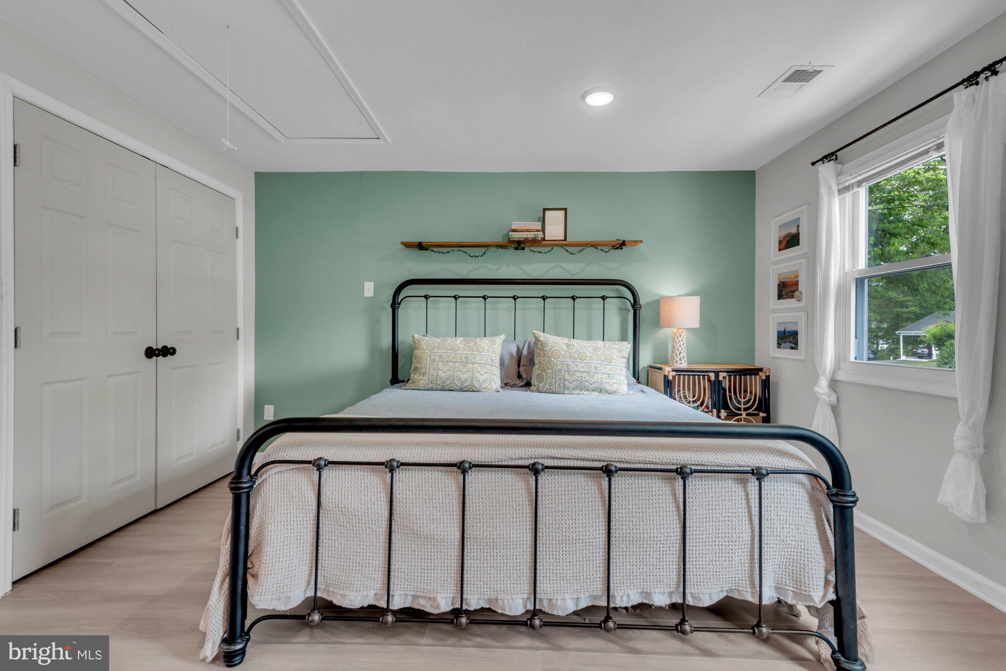 WOODLAND BEACH - Residential