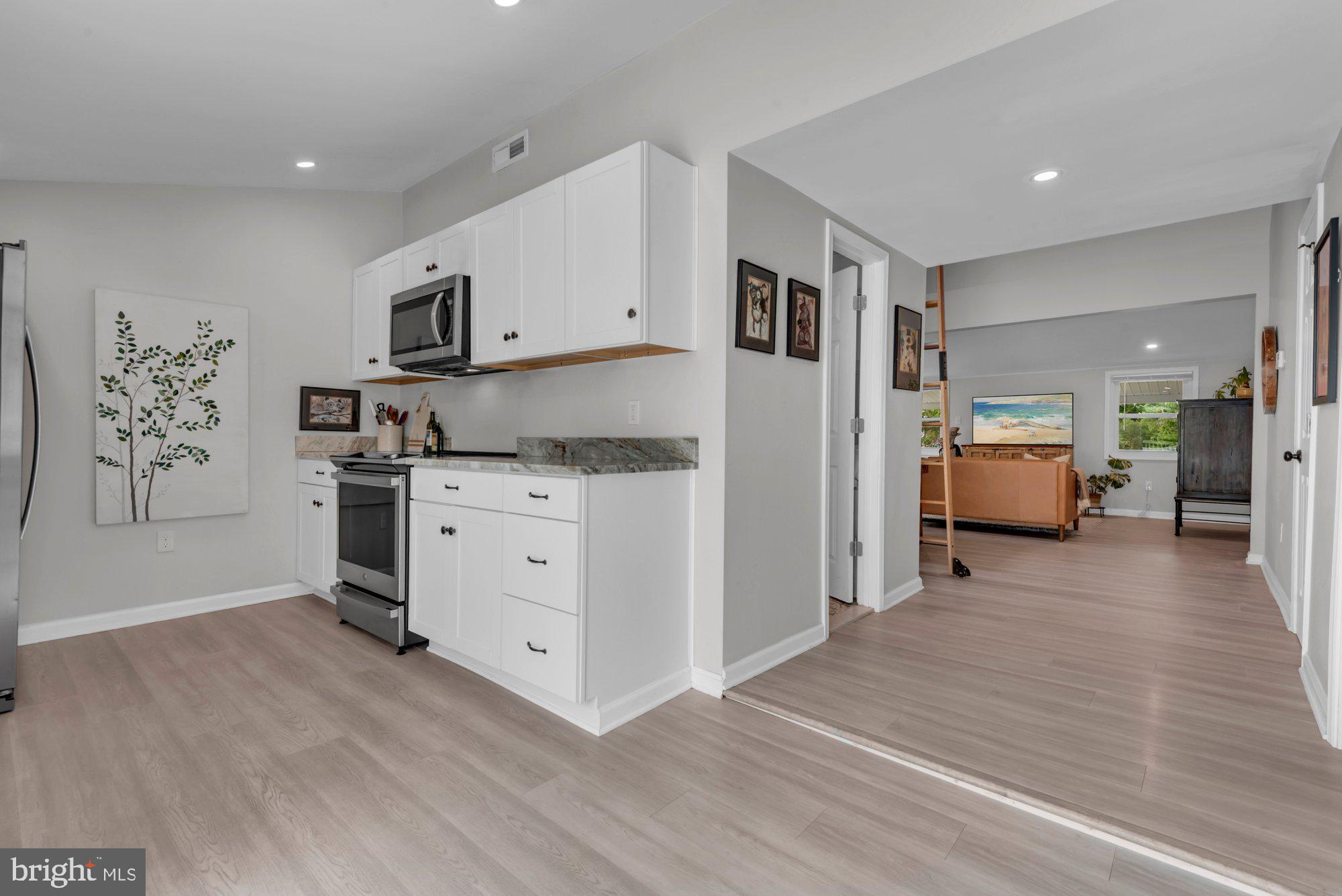 WOODLAND BEACH - Residential