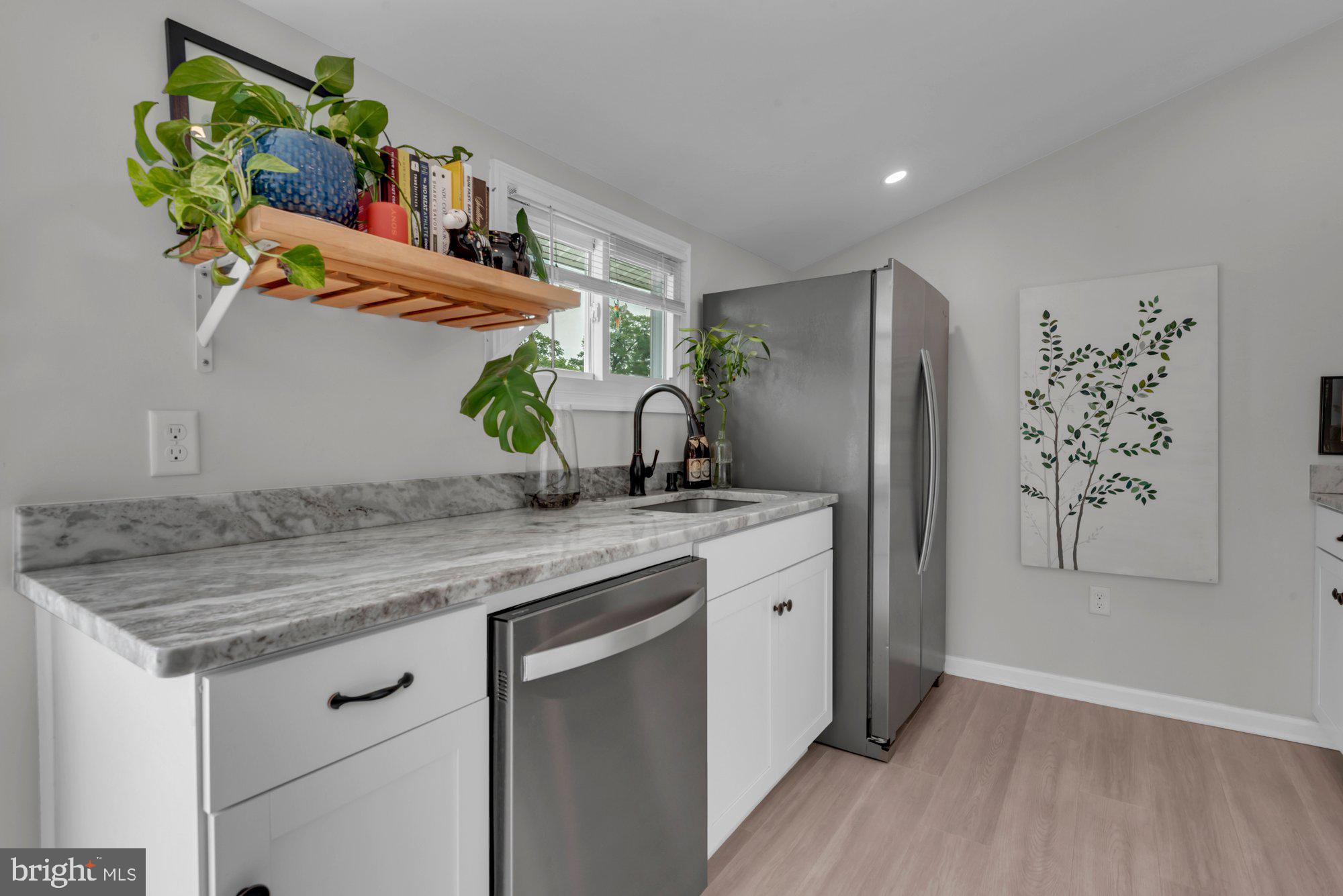 WOODLAND BEACH - Residential