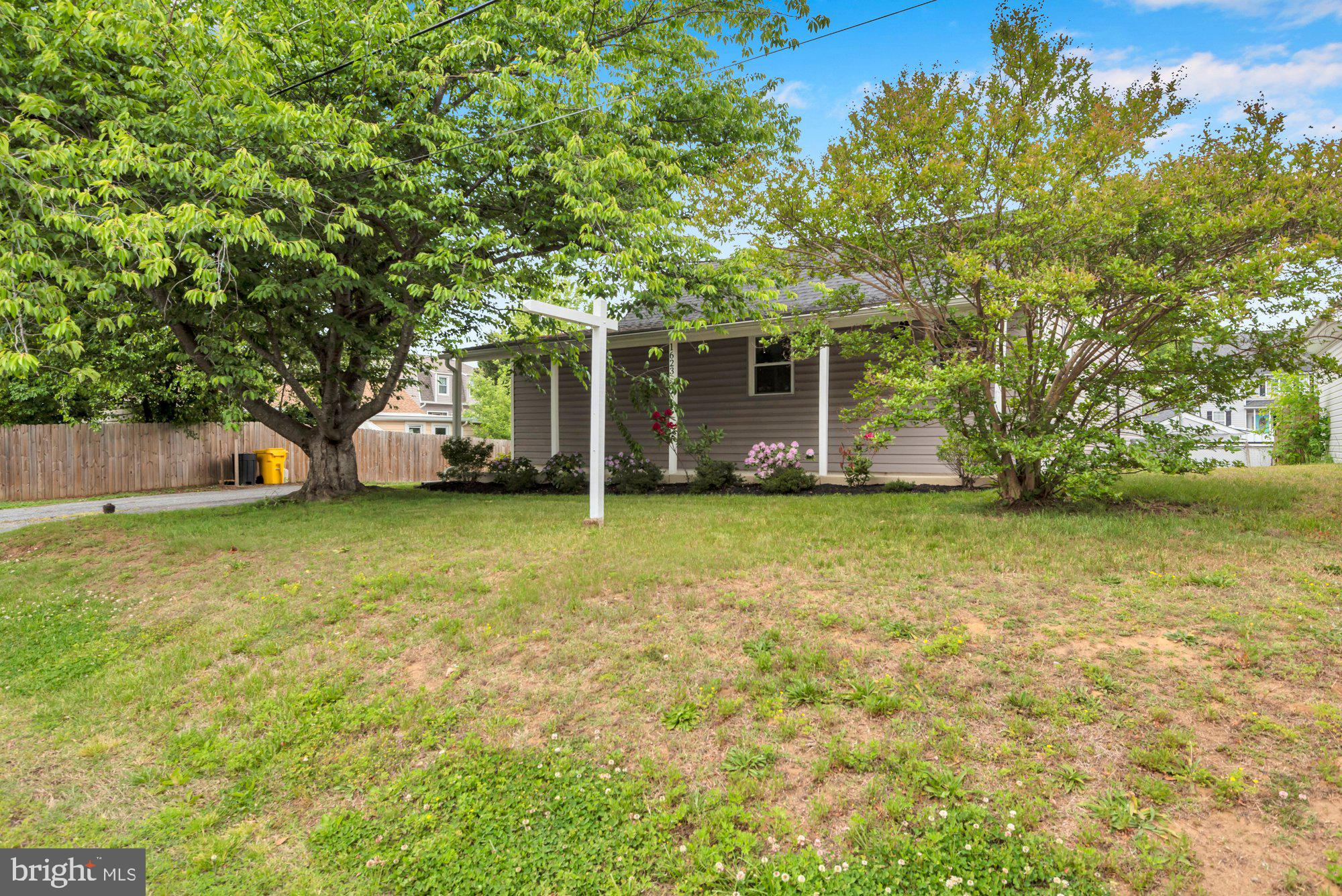 WOODLAND BEACH - Residential