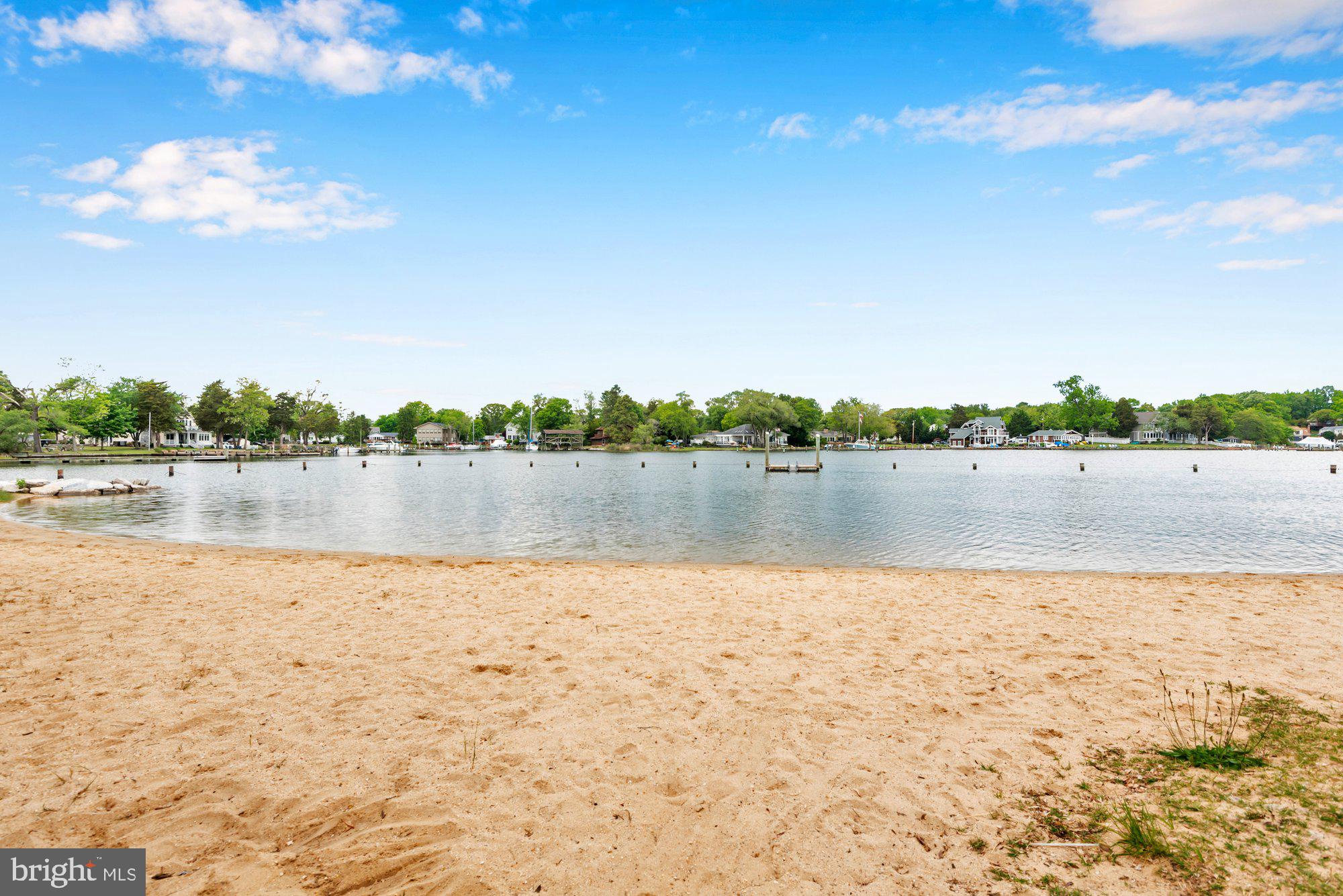 WOODLAND BEACH - Residential