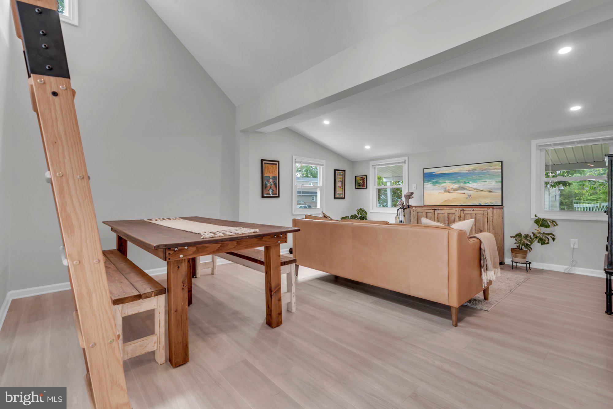 WOODLAND BEACH - Residential