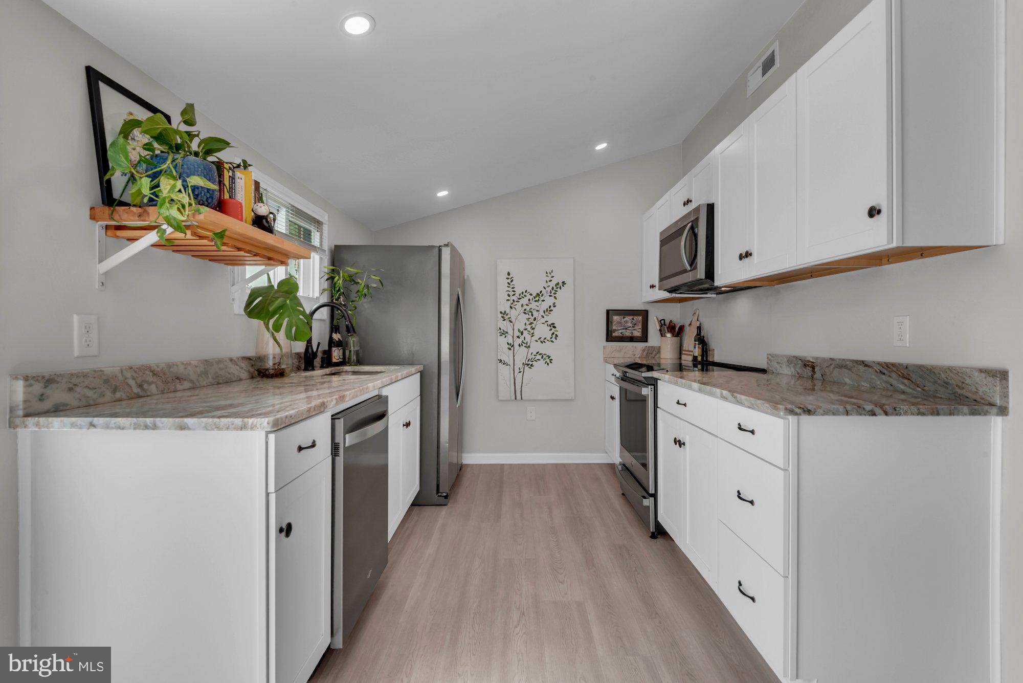 WOODLAND BEACH - Residential