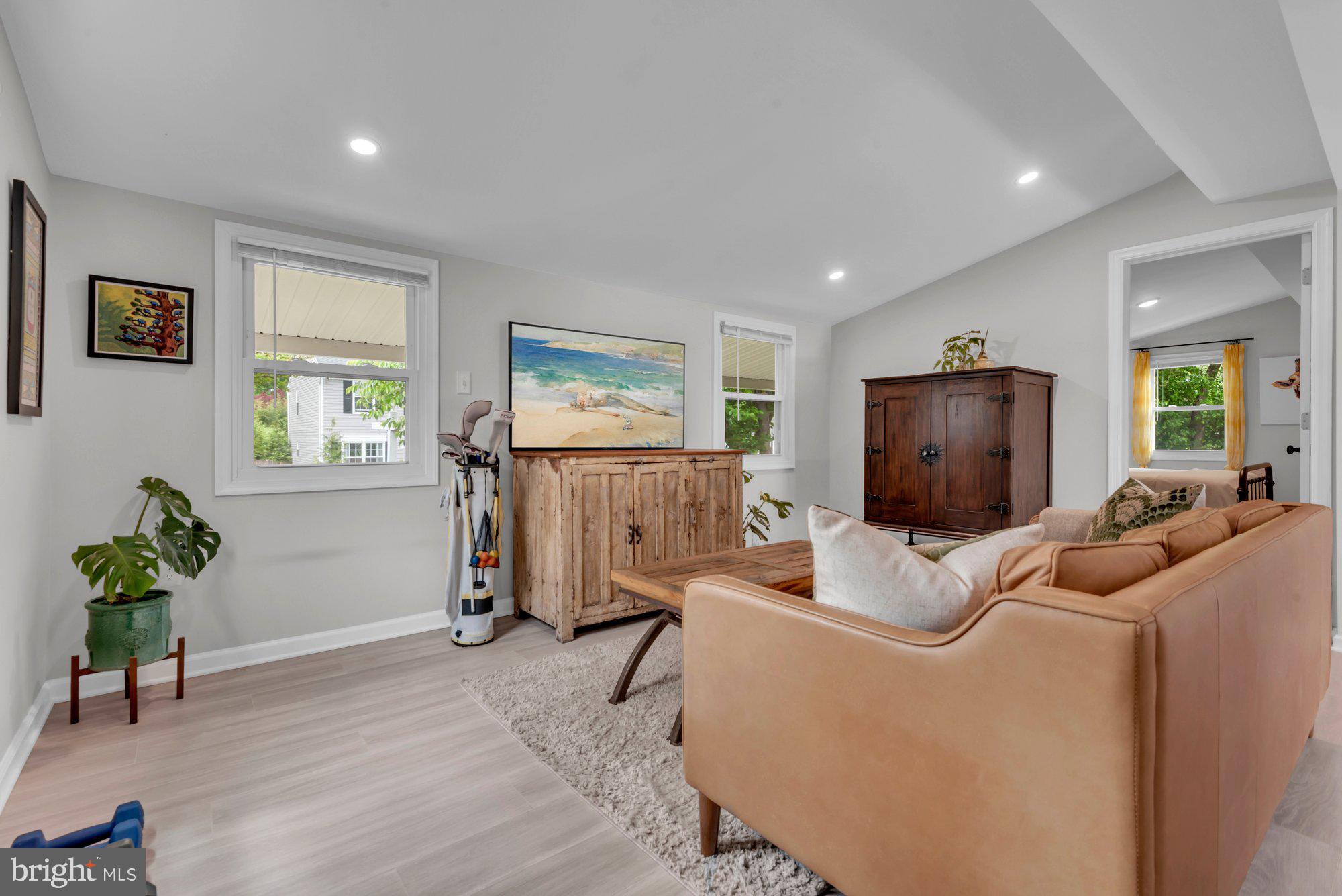 WOODLAND BEACH - Residential