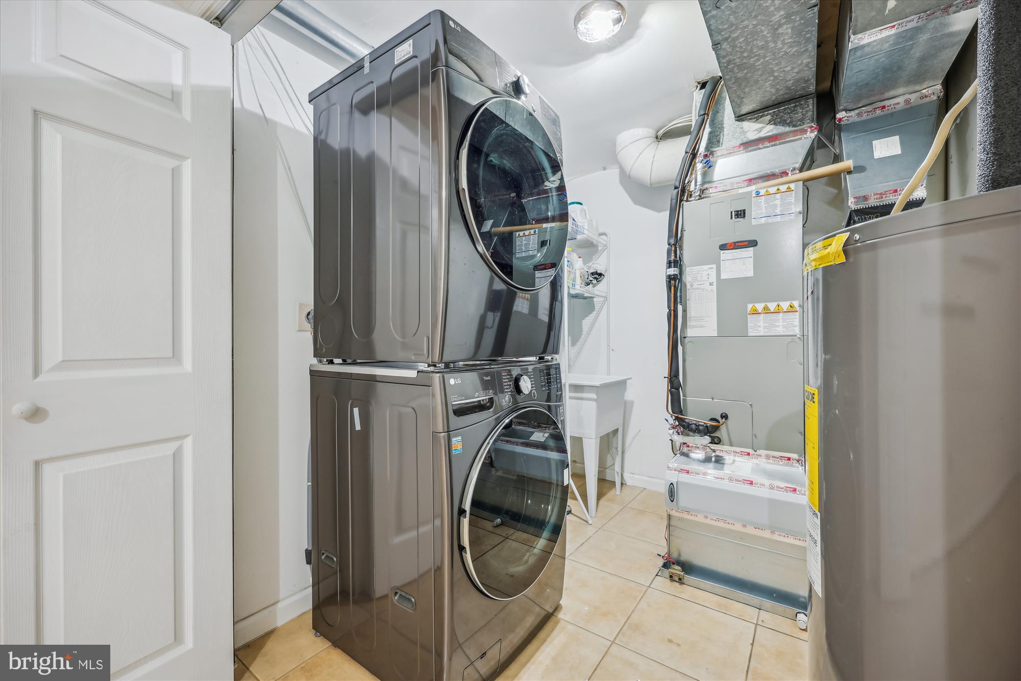 INVERNESS KNOLLS - Residential Lease