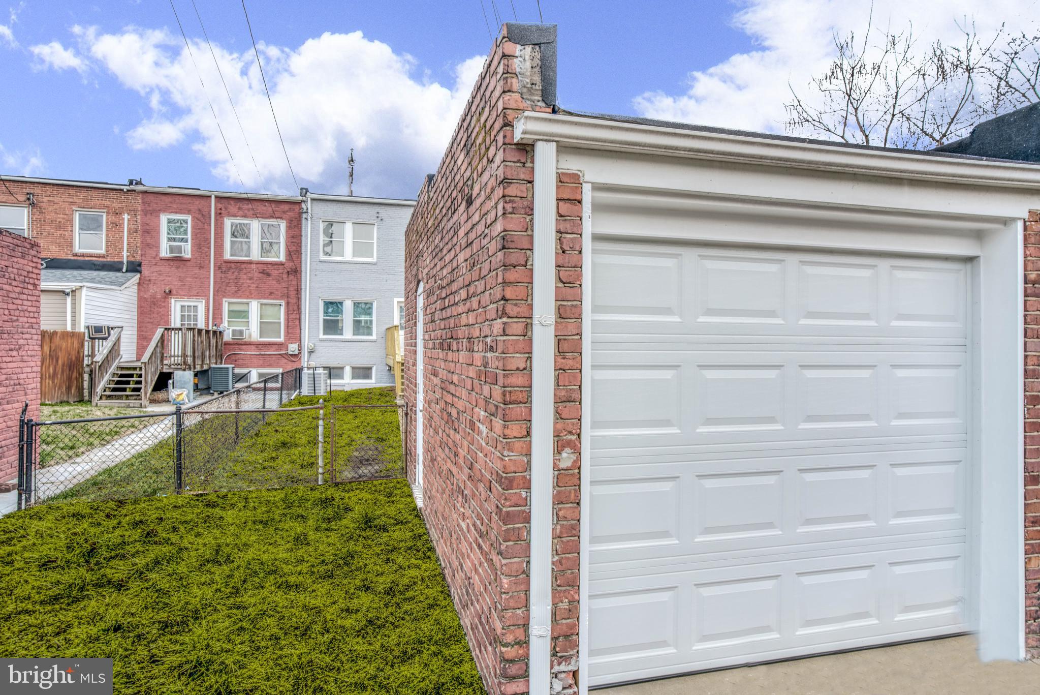 DUNDALK MANOR - Residential