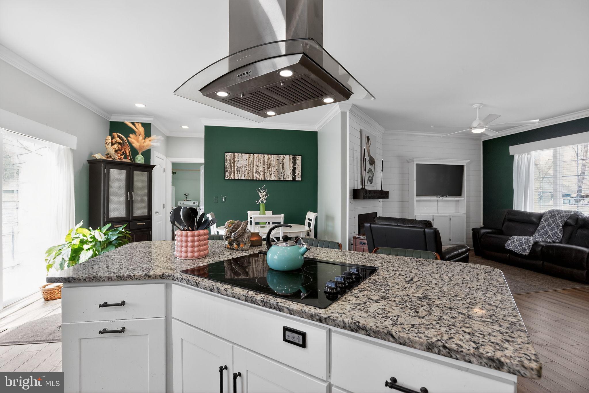 GOLDEN BEACH - Residential