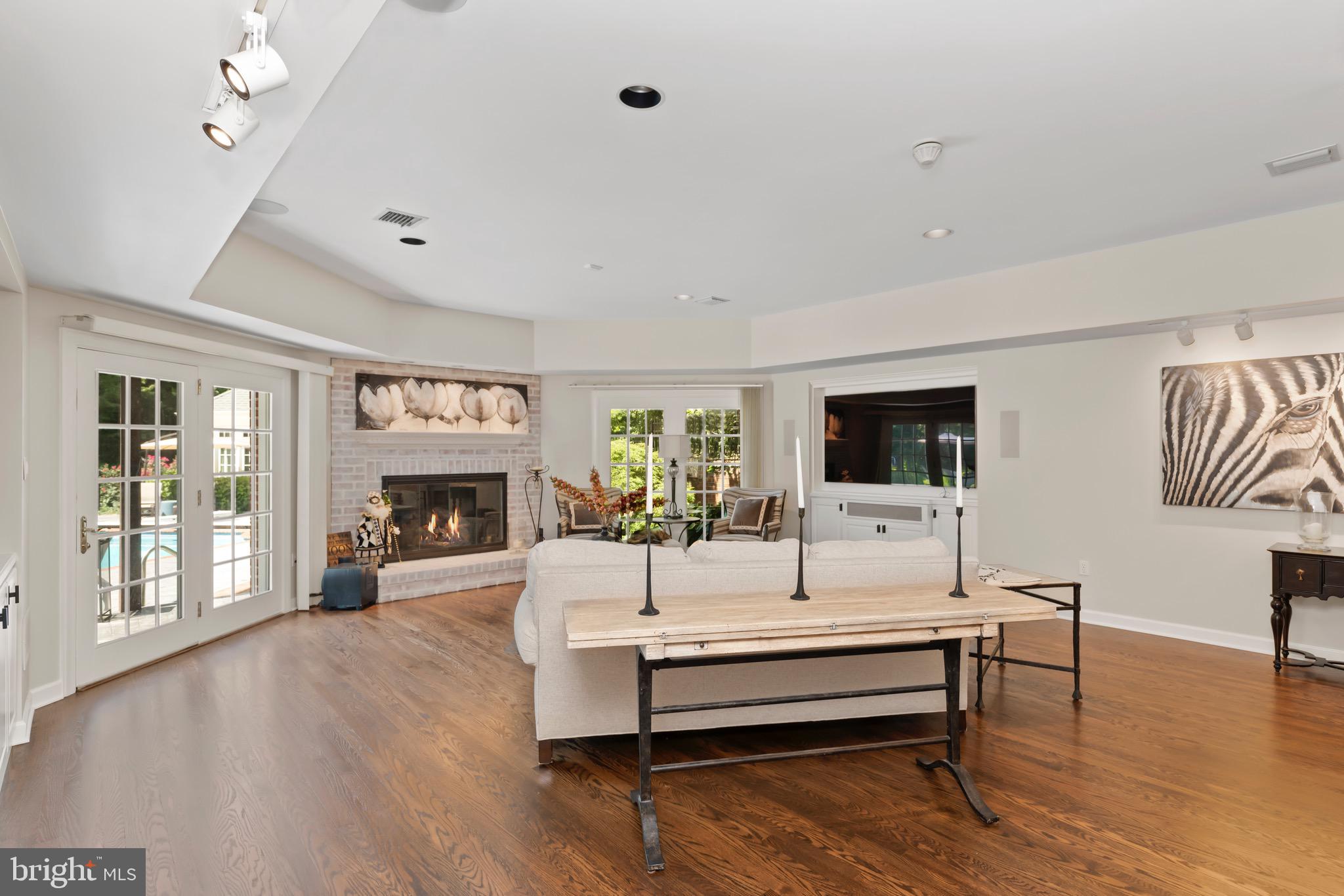 WHITE OAKS - Residential