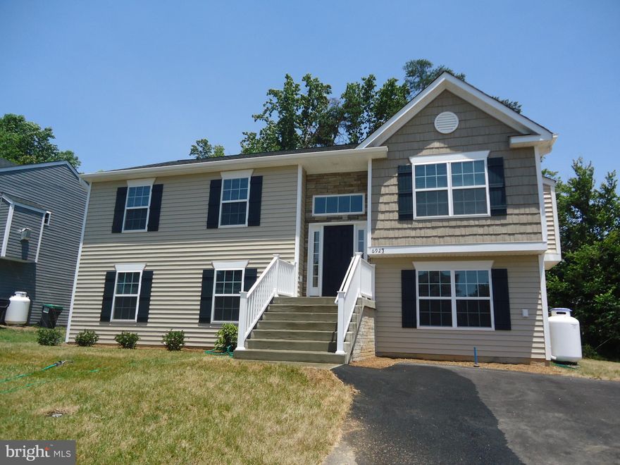 Split Foyer with 4 bedrooms and 3 full baths.  Gourmet kitchen with granite counter tops, island and stainless appliances. Features include hardwood floors, gas fireplace and much more.   Convenient to Spotsylvania Parkway and shopping. Pets considered case by case.