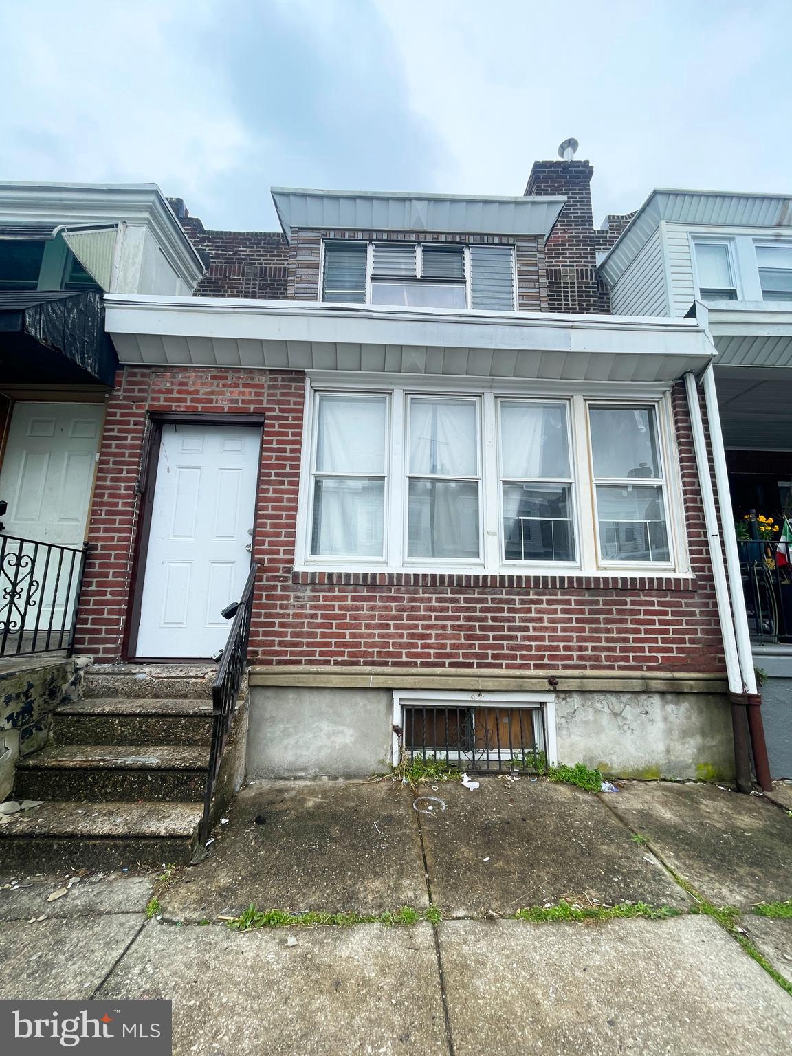 CASH OFFERS ONLY! Attention Investors! A Lucrative Opportunity Awaits in the Elmwood Park Area at 📍2656 Shields St, Calling for Its Next Landlord! This multi-family property 🏡promises excellent cash flow potential with its 2 units. Upon entering, you'll immediately notice the well-maintained floors complemented bythe good condition of the walls. Each unit boasts a kitchen adorned with Formica countertops. Unit 1 comprises 1 bedrooms 🛏️ and 1 bathroom🛀 on the first floor, and Unit 2 also features 2 bedrooms🛏️ and 1 bathroom🛀. With its strategic layout, this property holds tremendous potential, especially with the current upward trend in rental rates in the area, enabling the new owner to generate substantial monthly passive income💰. Moreover, its location offers easy access to public transportation, shopping, and dining options, making it a great investment opportunity. Don't let this chance slip away! As a seasoned real estate professional, I stand ready to guide you through the exciting journey of exploring this investment further.