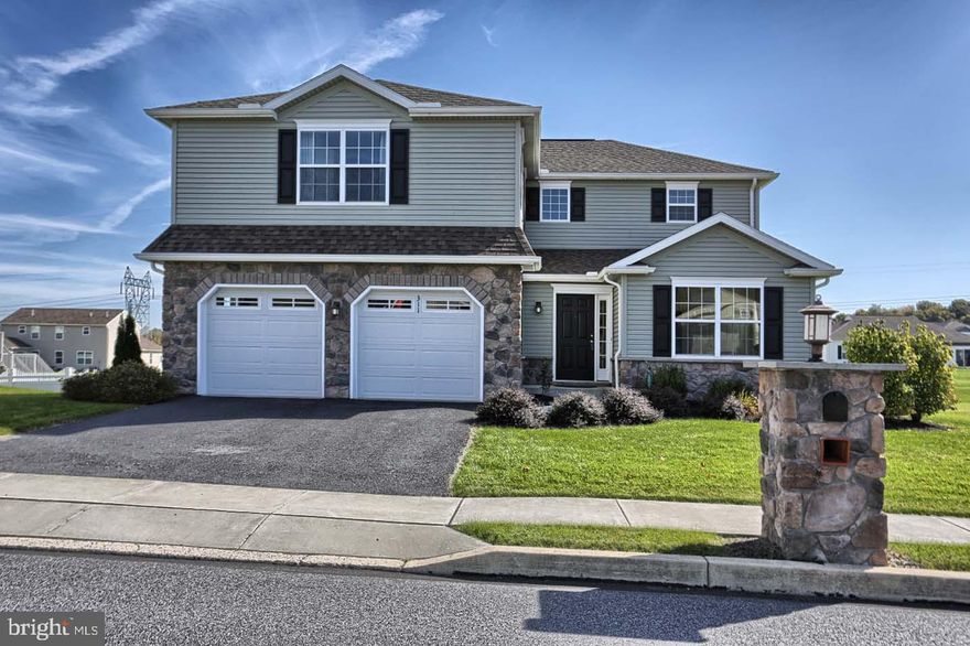 Spectacular open floor plan. Spacious living with 4 beds, 3 1/2 baths. Granite kitchen counters, Custom Mocha cabinets, hardwood in entry, Den & powder room. Enjoy the Bumble Bee Hollow Life Style which includes a Community fitness center, bark park, walking trail, swimming pool & basketball court!