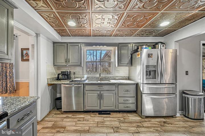 LAKE OF THE WOODS - Residential Lease