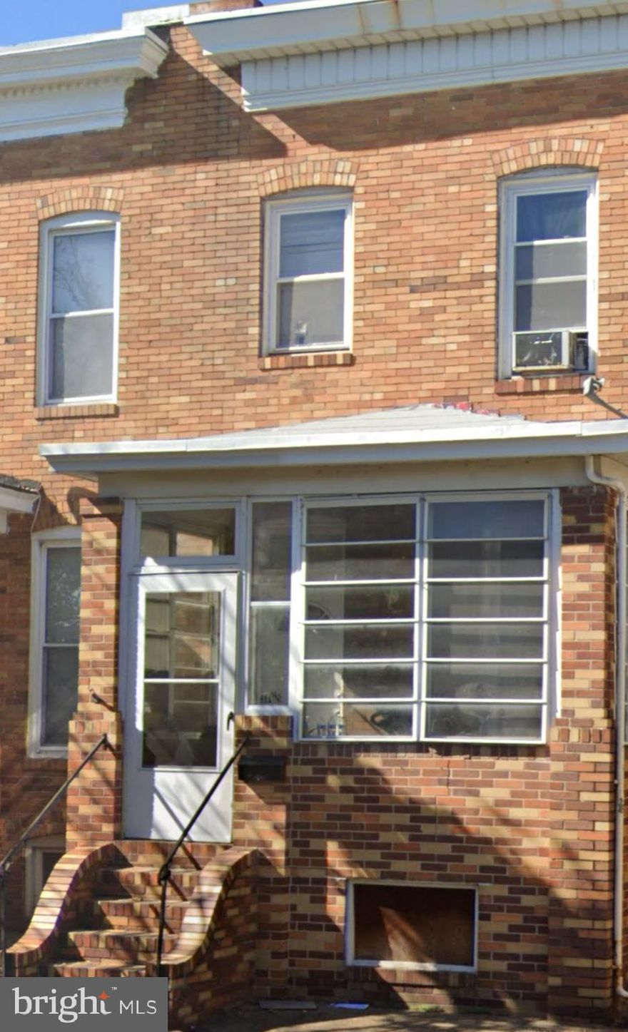 The property is occupied by a tenant but can be delivered vacant not a short sale not a foreclosure not a Reo 
Please allow a 24 hour notice for scheduling