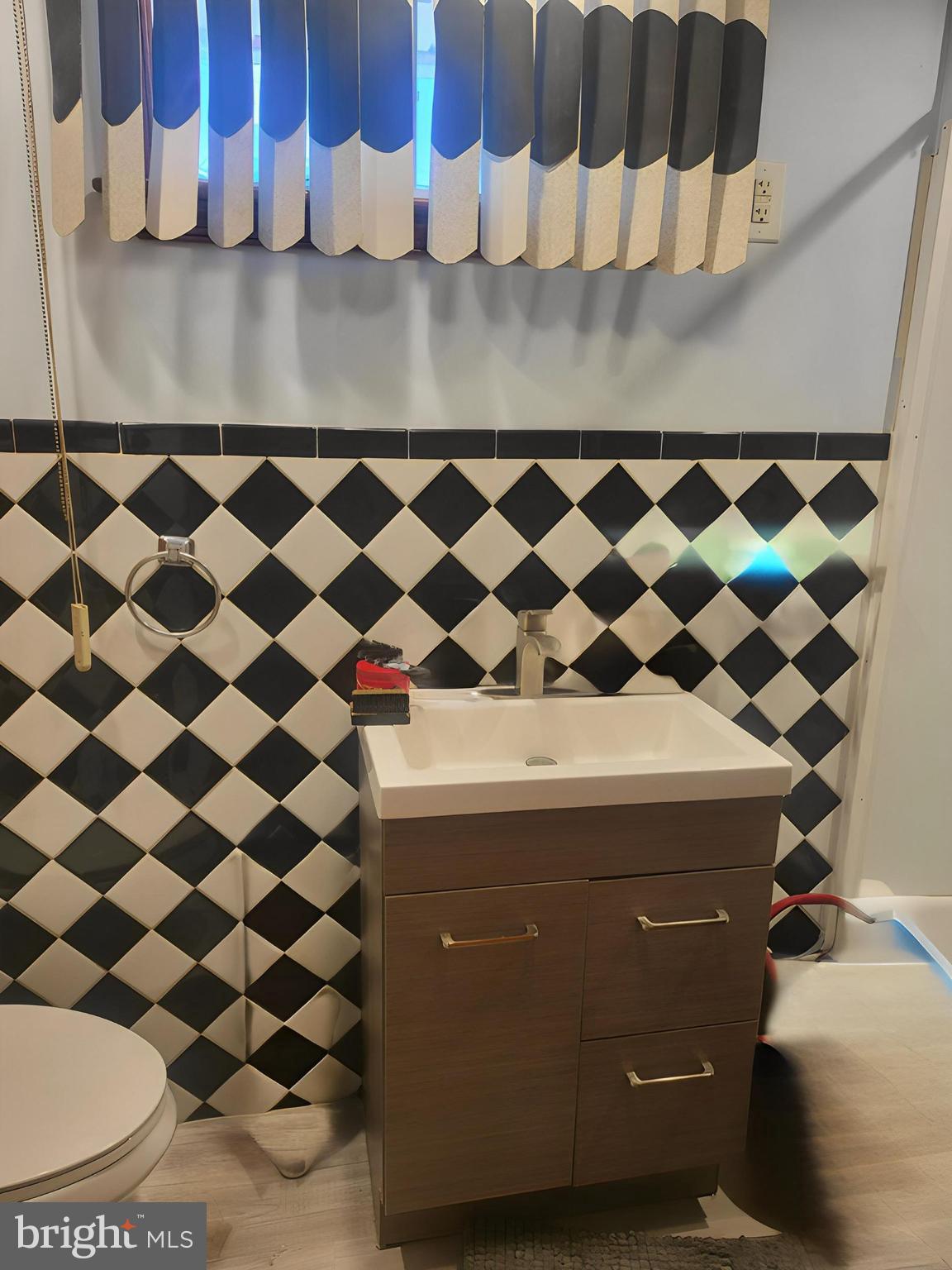 PORT RICHMOND - Commercial Sale