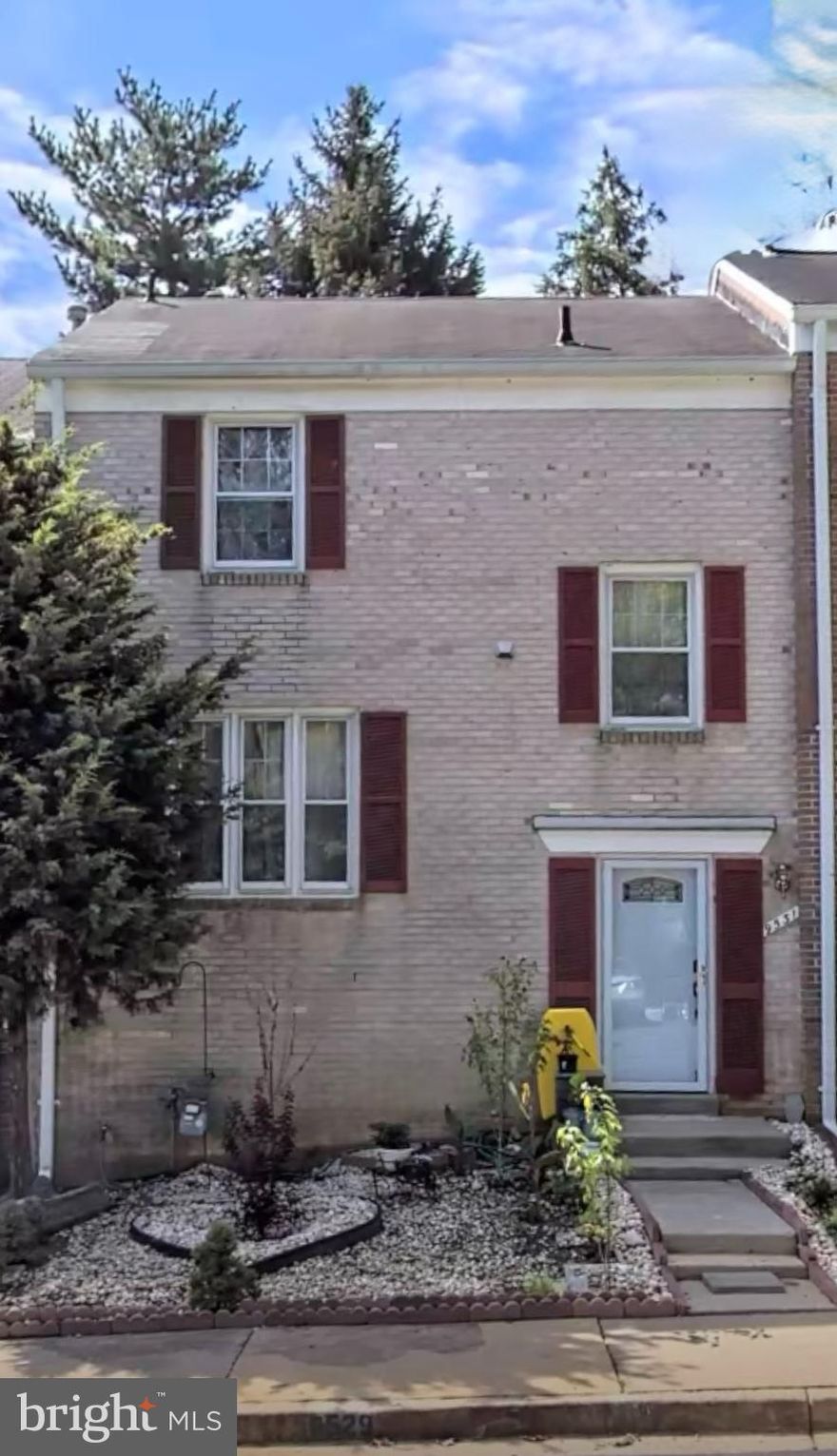 Beatiful 3 BRs, 2.5 BAs with hardwoodfloo on maain and upper level.  Ready to move in. 2 assigned parking  space.