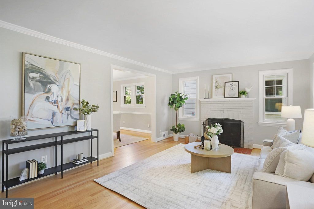 Photo of 5614 Oakmont Avenue, BETHESDA, MD 20817 (MLS # MDMC2197058)