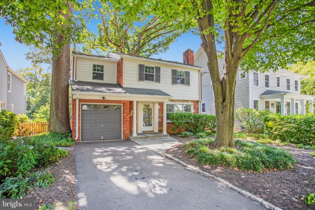 Photo of 5614 Oakmont Avenue, BETHESDA, MD 20817 (MLS # MDMC2197058)