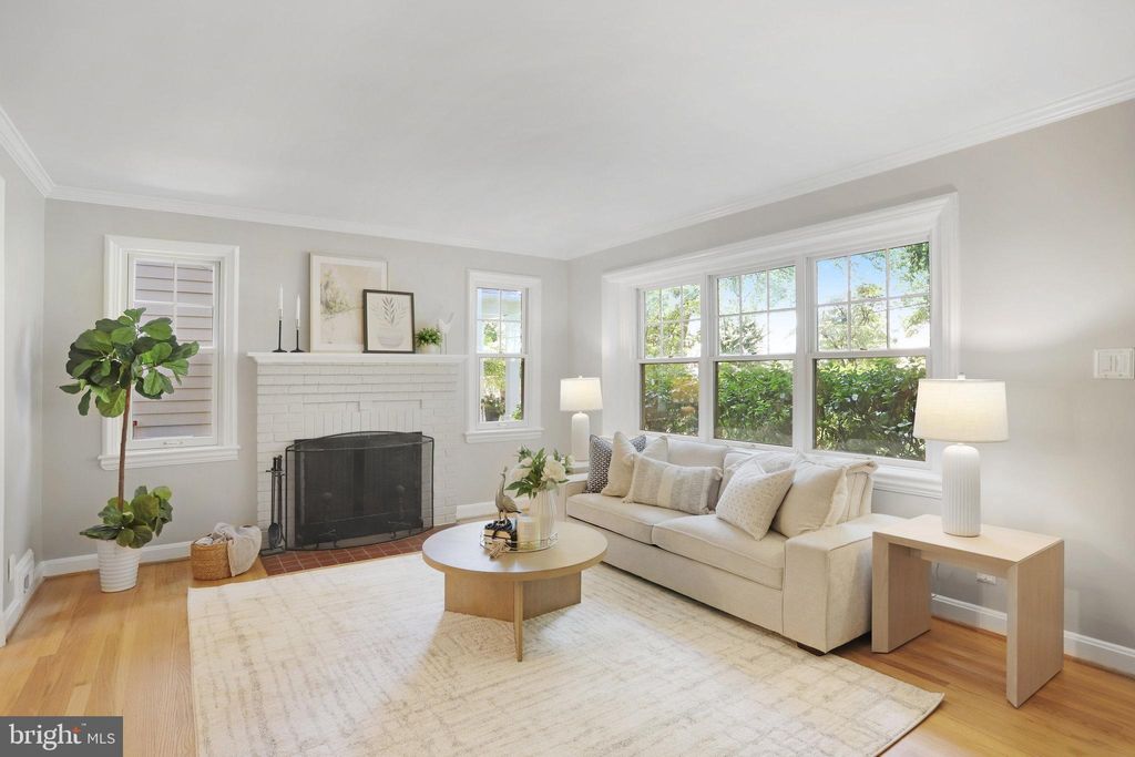 Photo of 5614 Oakmont Avenue, BETHESDA, MD 20817 (MLS # MDMC2197058)