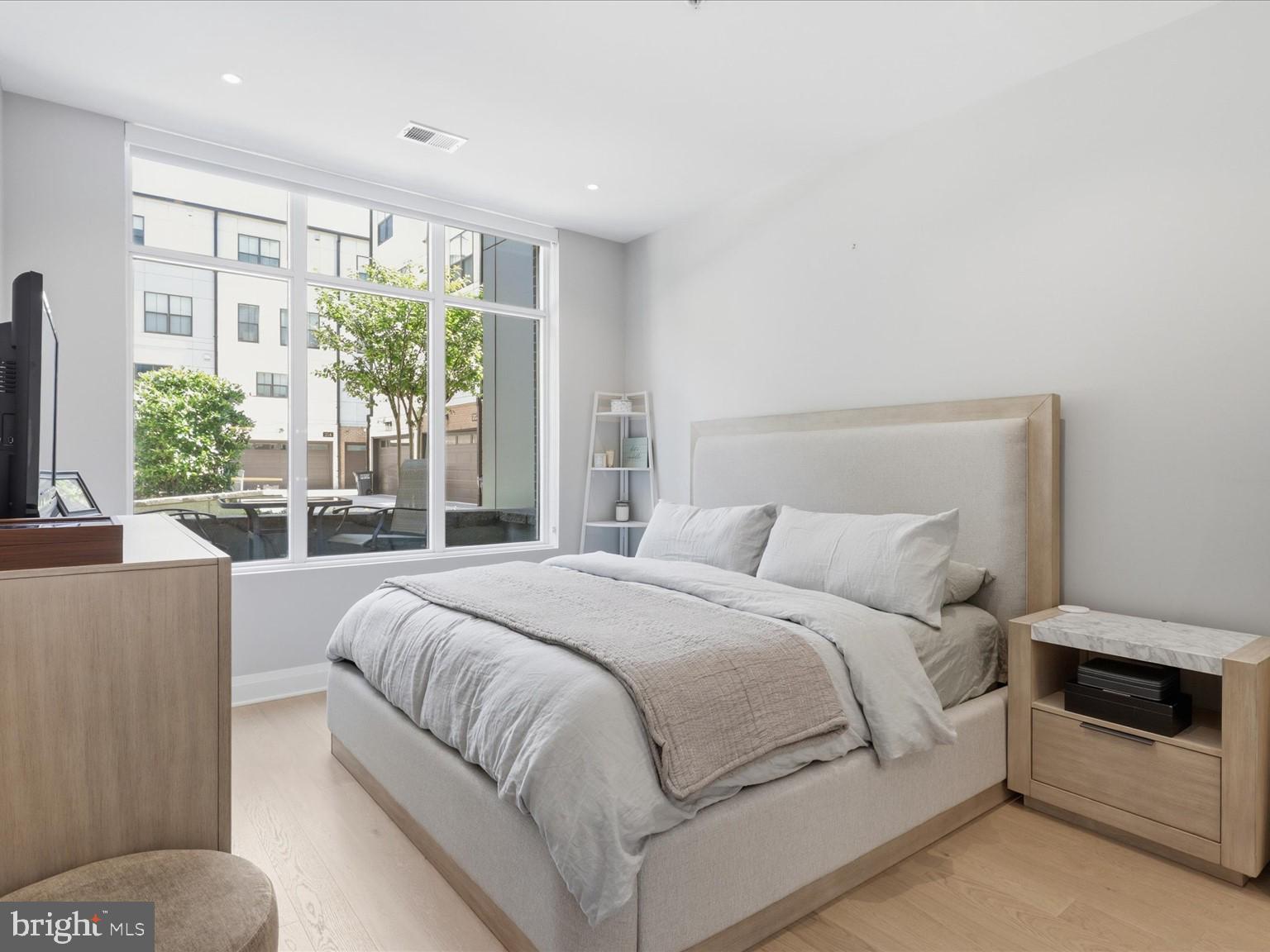 925 FAIRFAX STREET N 102
