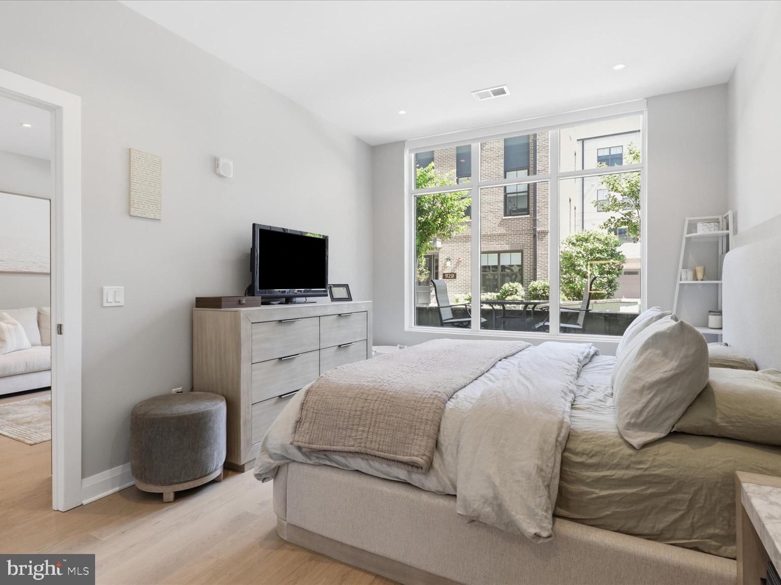 925 FAIRFAX STREET N 102