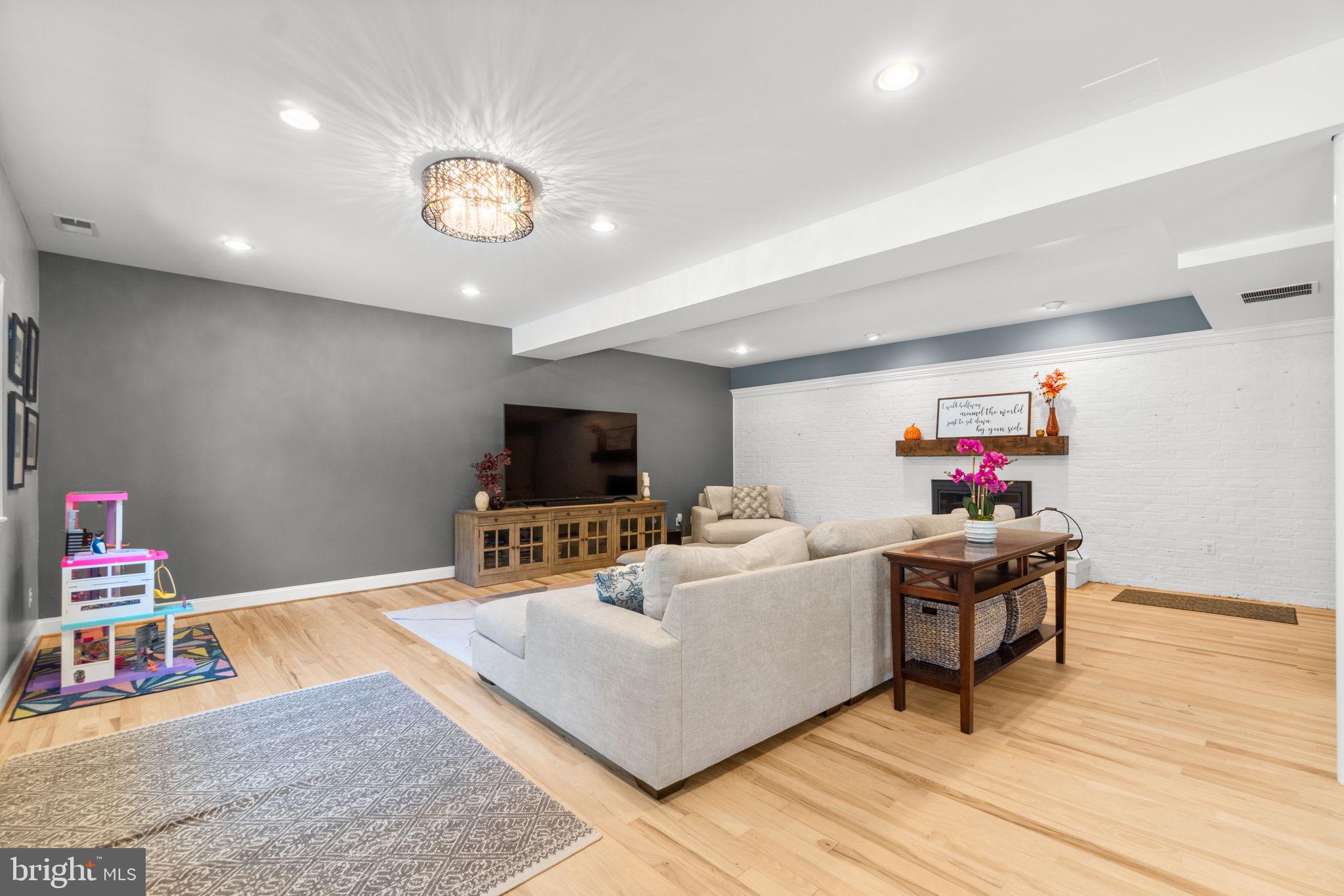 WOLF DEN SPRING - Residential