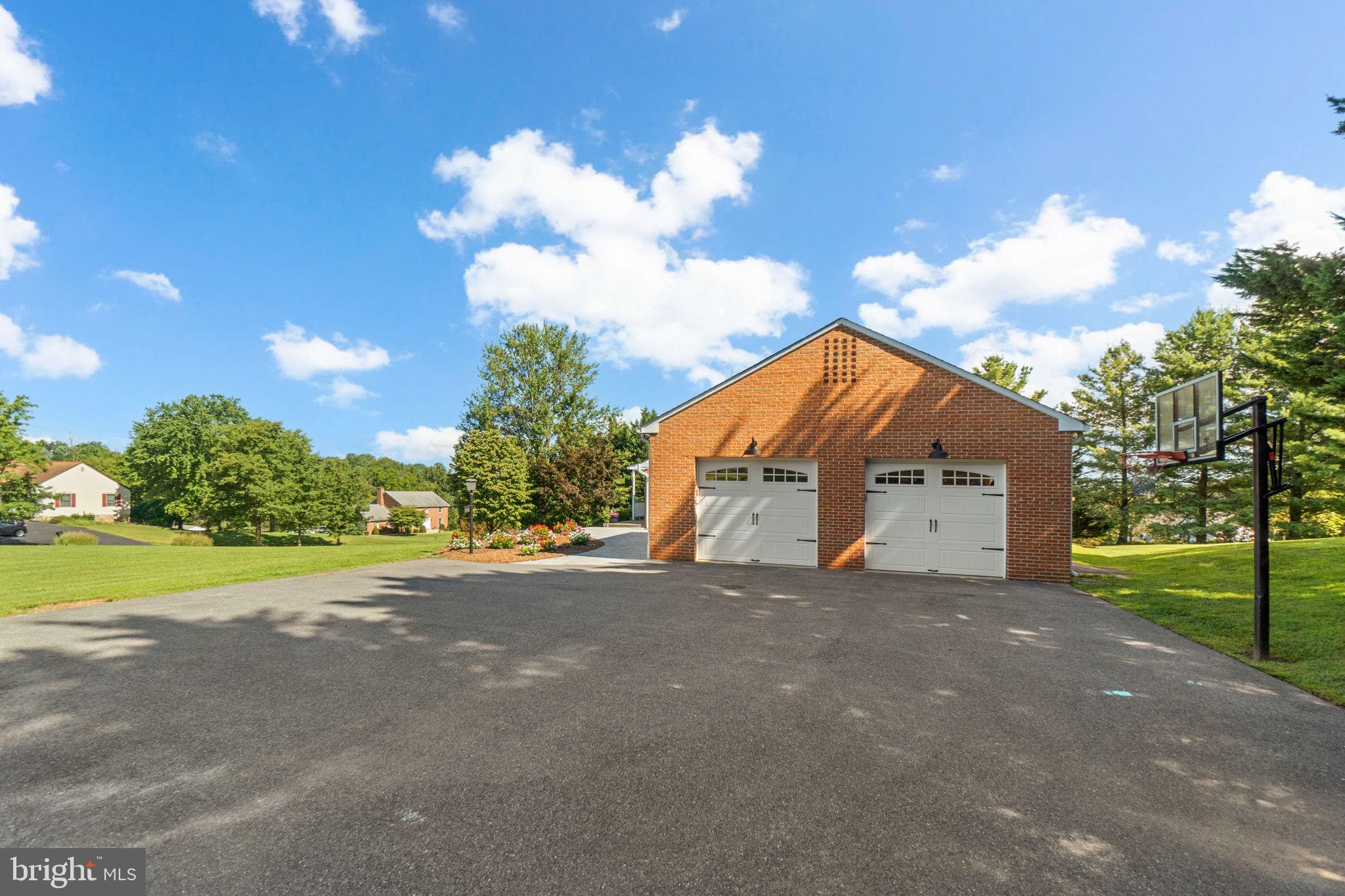 WOLF DEN SPRING - Residential