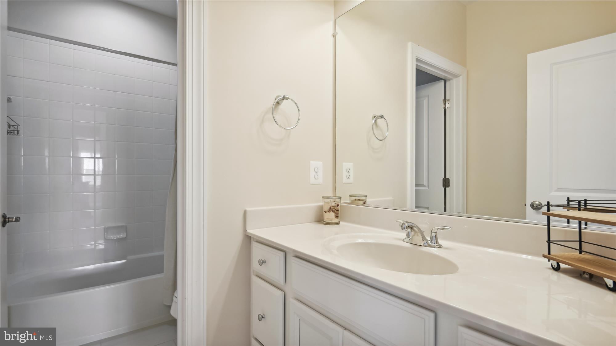 THE ESTATES AT BRADLEY SQUARE - Residential