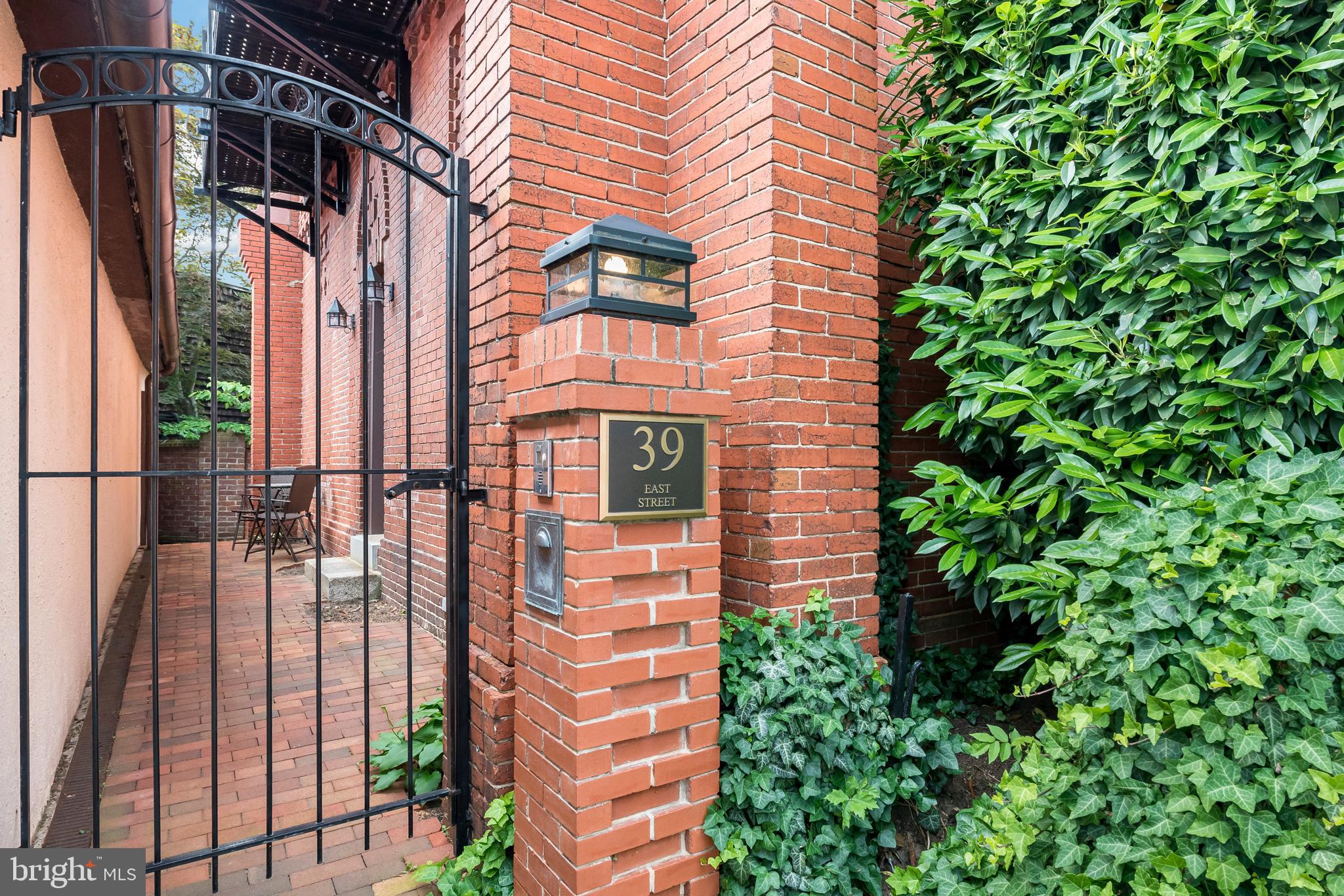 HISTORIC DISTRICT - Residential Lease